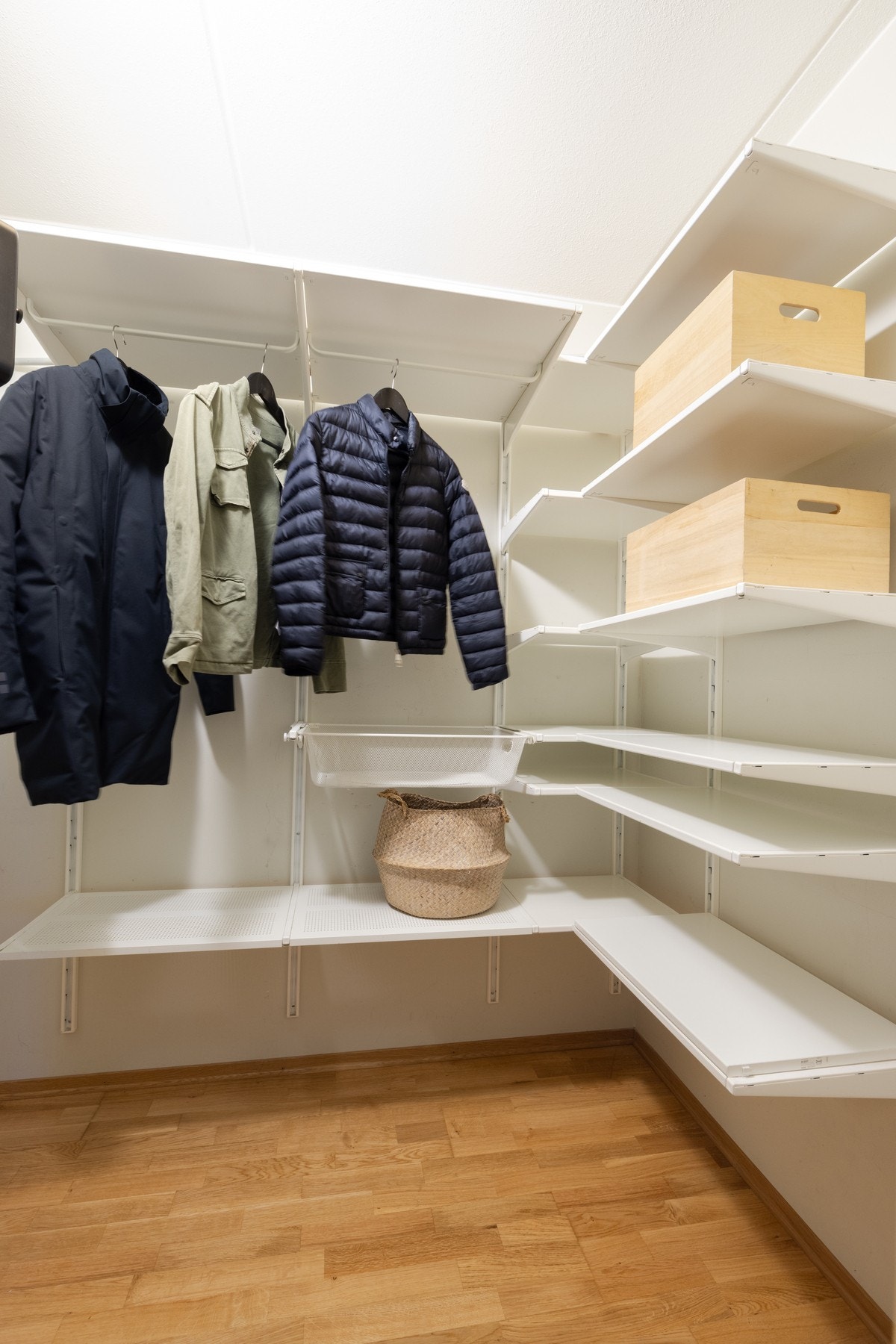 I tilknytning til entréen er det en praktisk innvendig bod som byr på god plass for yttertøy og annet. Galleribilde