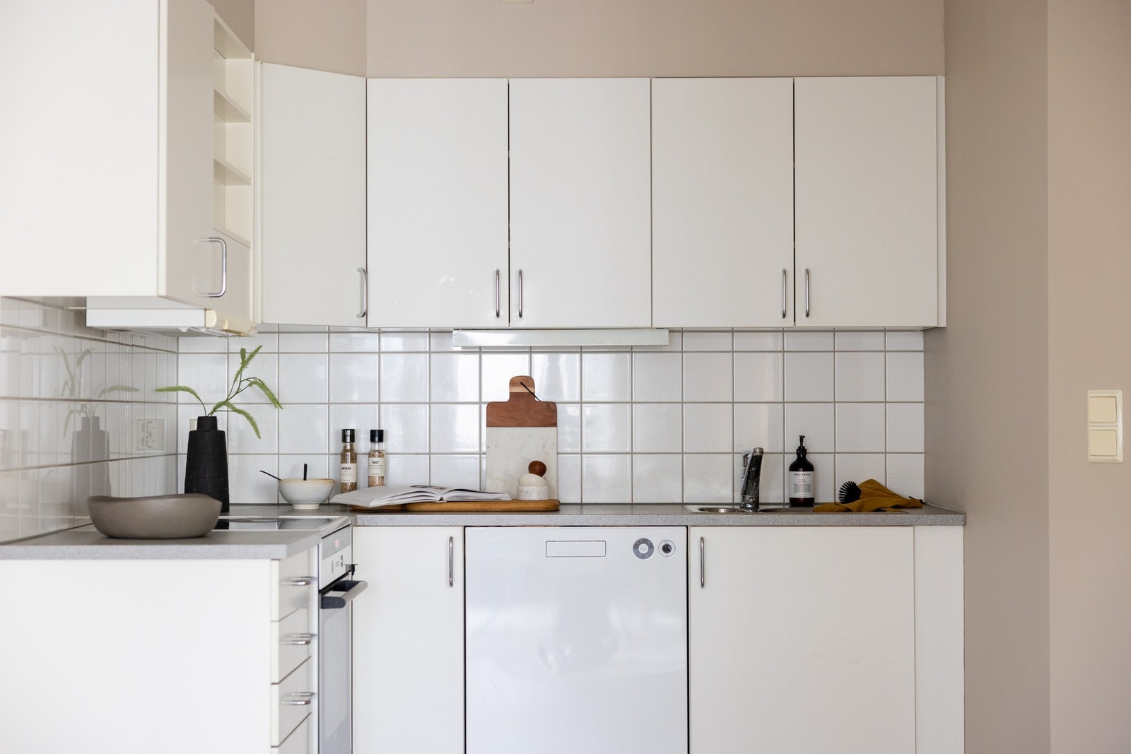 Kjøkkeninnredningen består av lyse glatte fronter, laminat benkeplate og nedsenket oppvaskkum med ett-greps armatur. Det er lagt flisfelt over benkeplate, i tillegg til at der montert stikkontakter og belysning under overskapene. Galleribilde