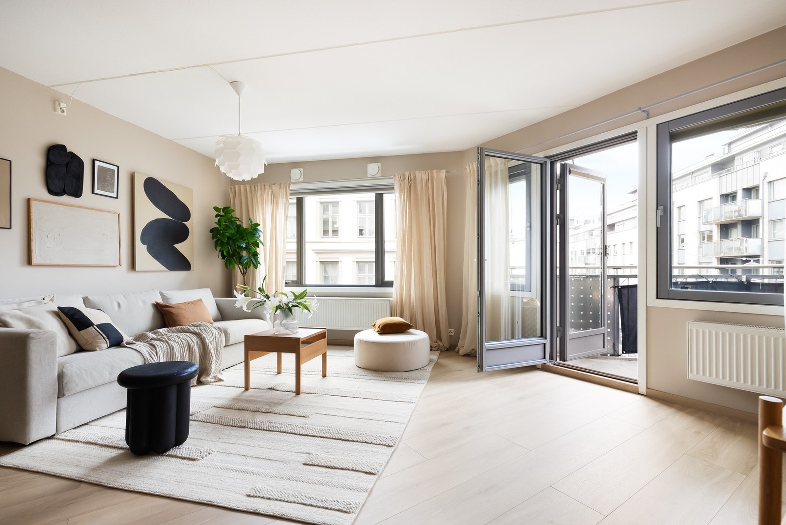 Cecilia Johansen og Rebekka Rønning ved EIE Løren ønsker velkommen til Toftes gate 8! Galleribilde