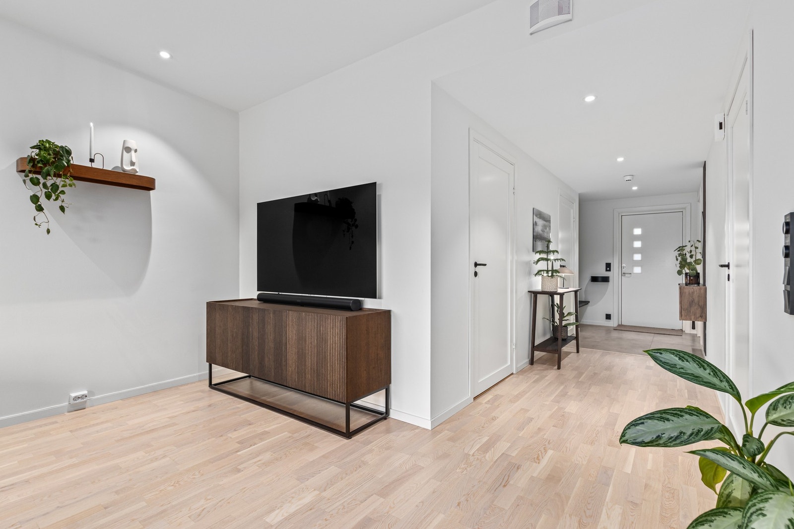 Romslig gang med soverom på begge sidene. Galleribilde