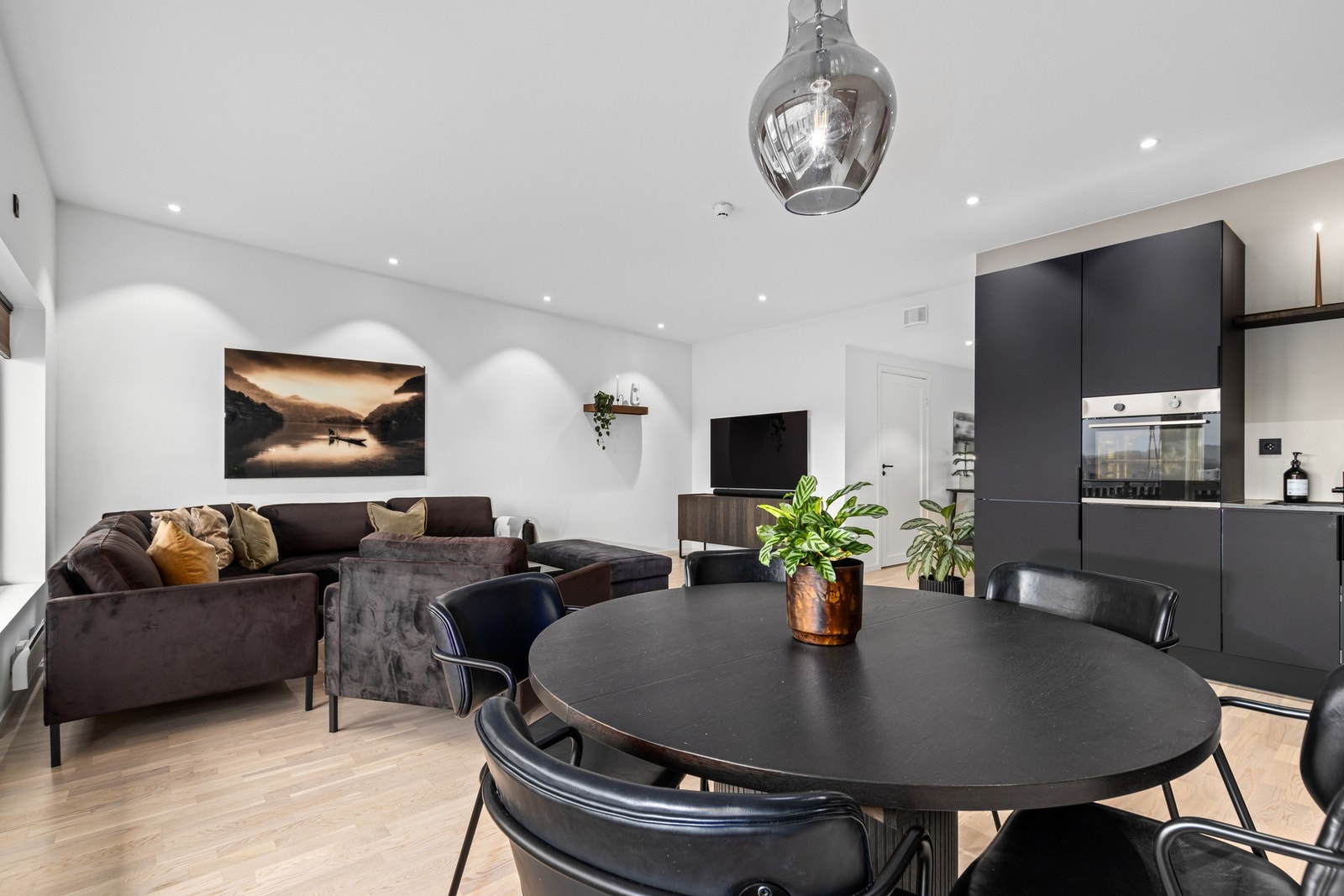 Velkommen til kvislavegen 4 H, presentert av Tor Morten Olsen / EiendomsMegler 1. Leiligheten er oppgradert og fremstår som ''strøken''. Galleribilde