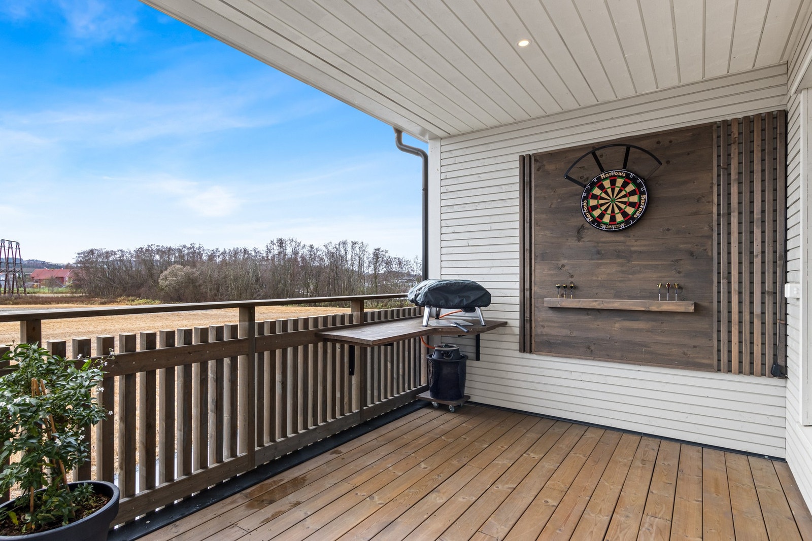 Romslig veranda. Galleribilde