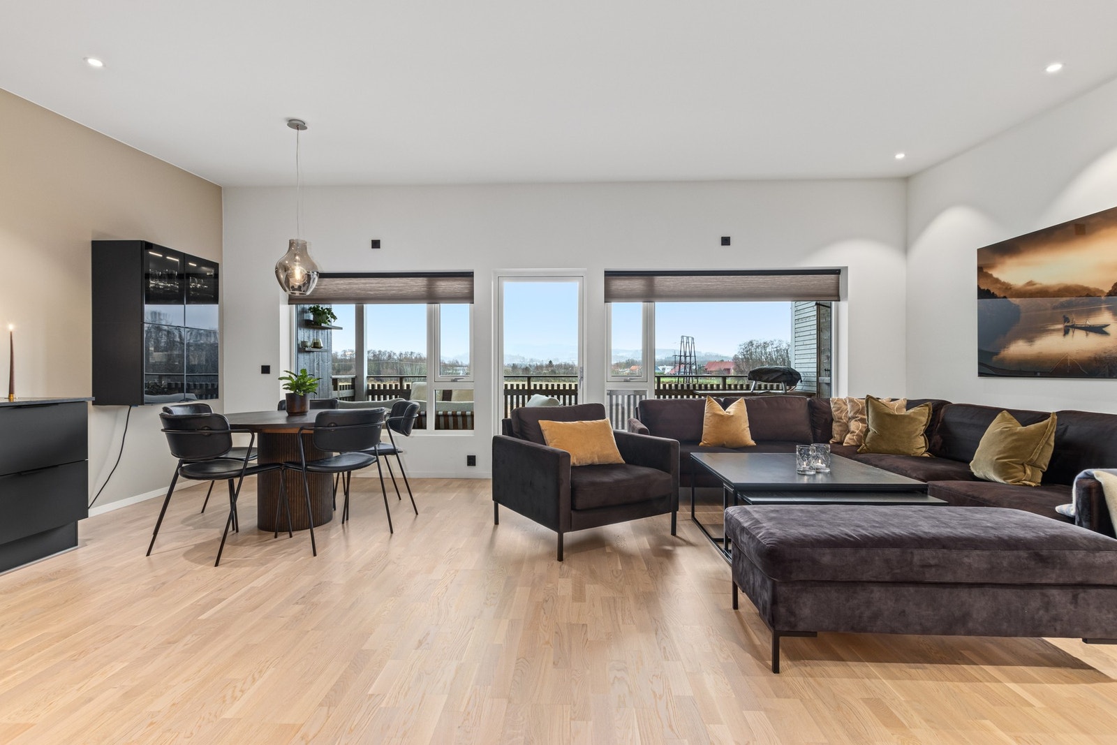 Legg merke til takhøyden i stuen - 2.70 mot sør. Galleribilde