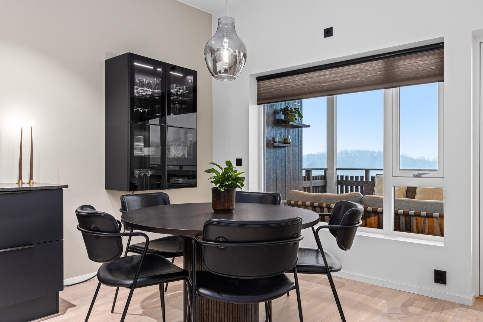 God plass til spisegruppe i stue. Galleribilde