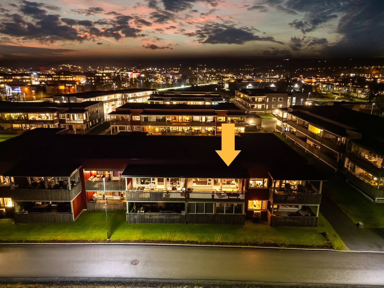 Oversiktsbilde - kort veg inn til sentrum. Galleribilde