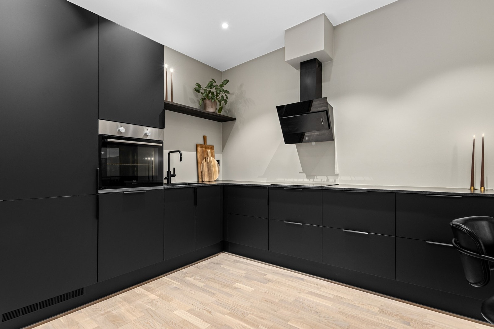 Påkostet kjøkken med integrerte hvitevarer. Galleribilde