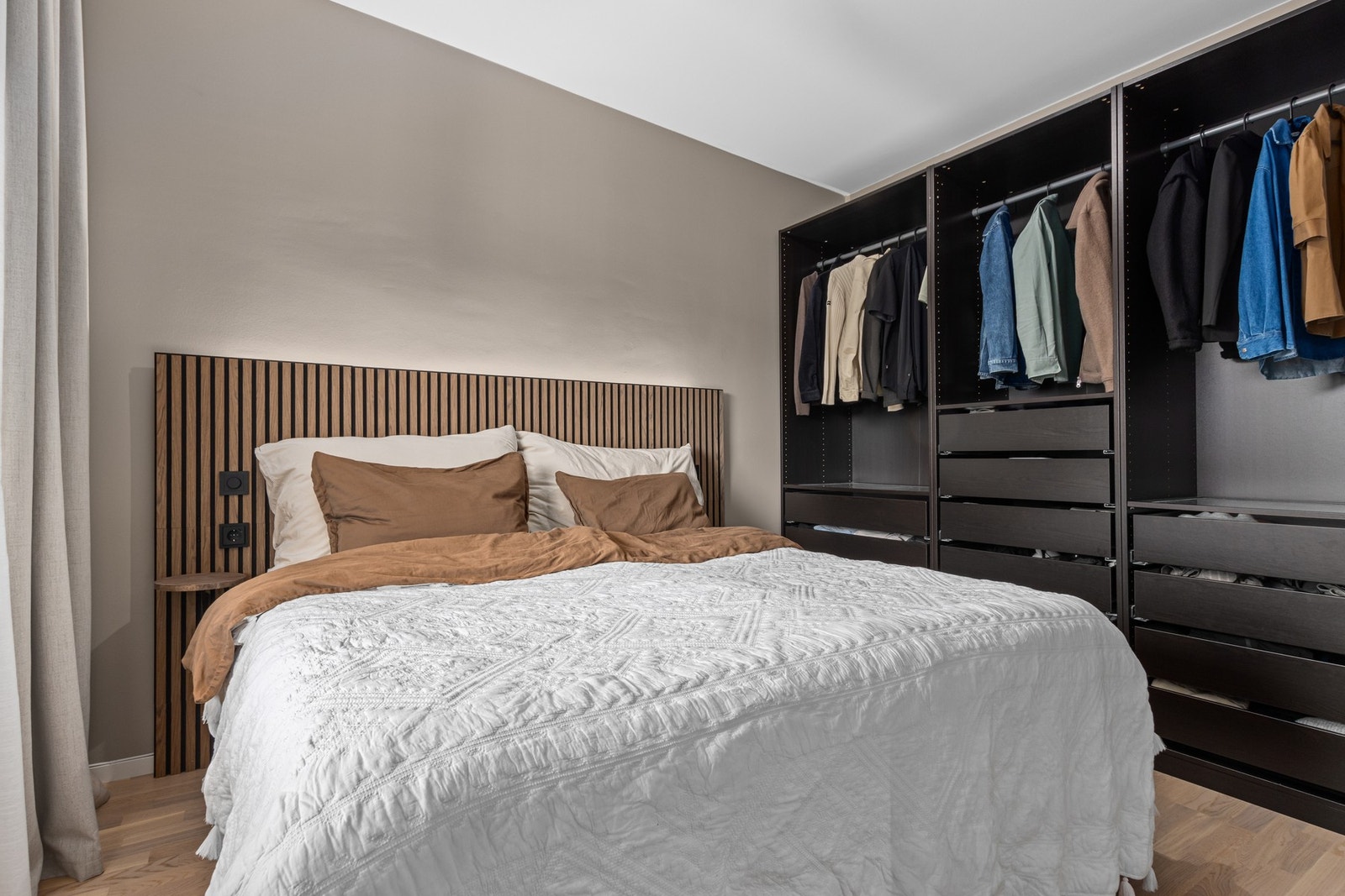 Romslig soverom med garderobeskap Galleribilde