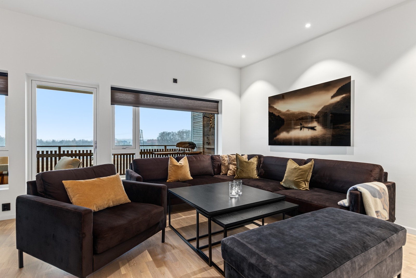 Stue med god plass til møbler - Selger har kjøpt tilpasset solskjerming - Dette følger med salget. Galleribilde