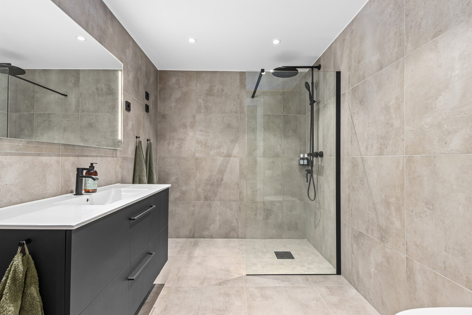 Oppgradert og lekkert bad med 60x60 flis og påkostet baderomsinnredning. Galleribilde