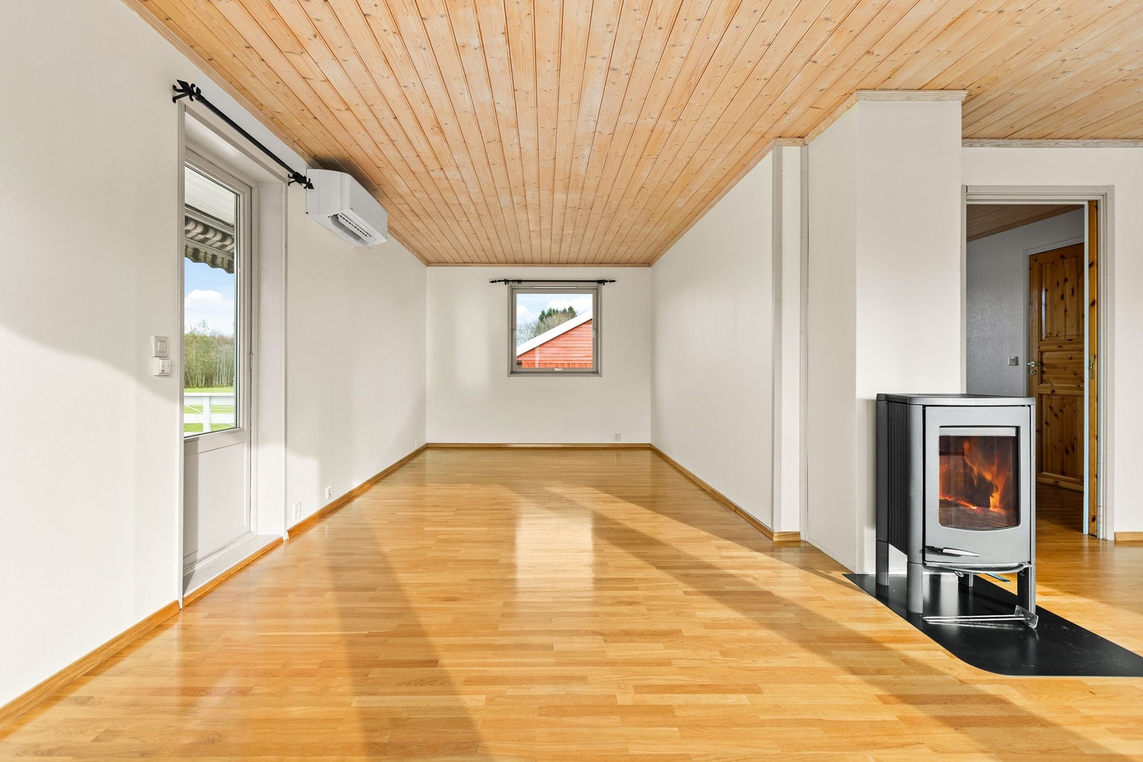 Det er både peisovn og varmepumpe i stuen Galleribilde