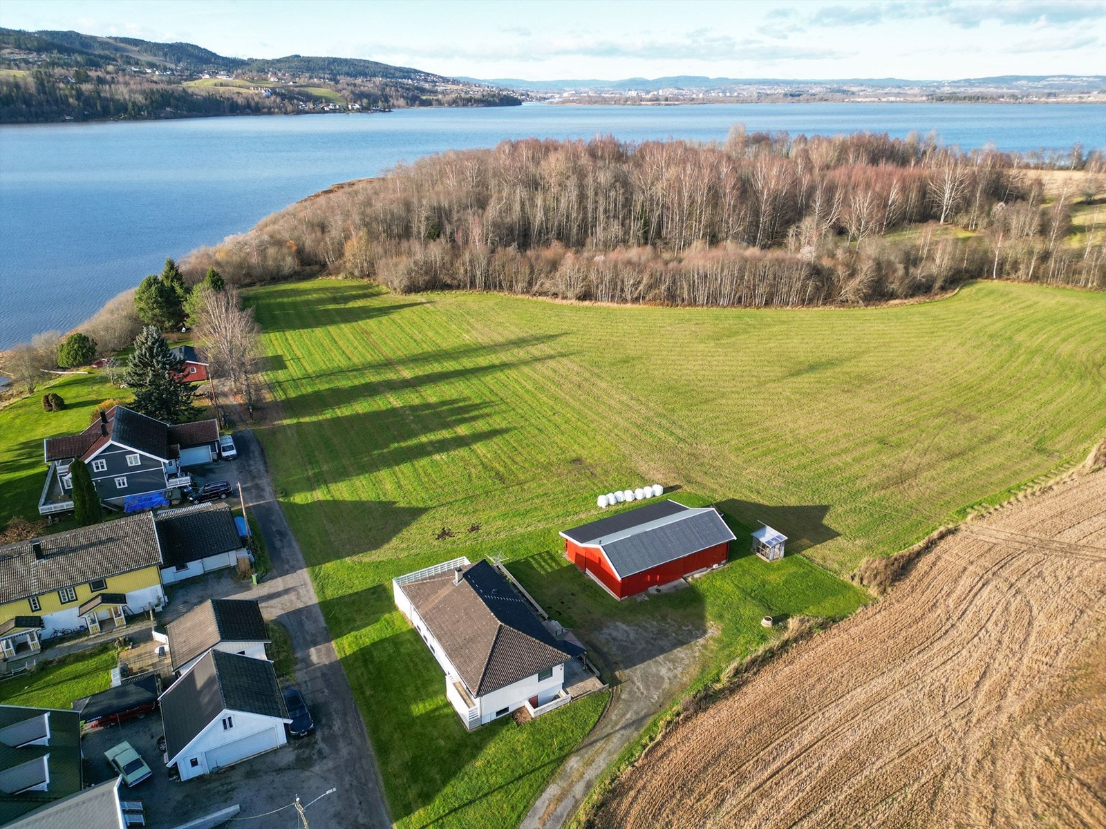 Hele eiendommen befinner seg i et område som er et fredet kulturmiljø, landskap og naturreservat Galleribilde