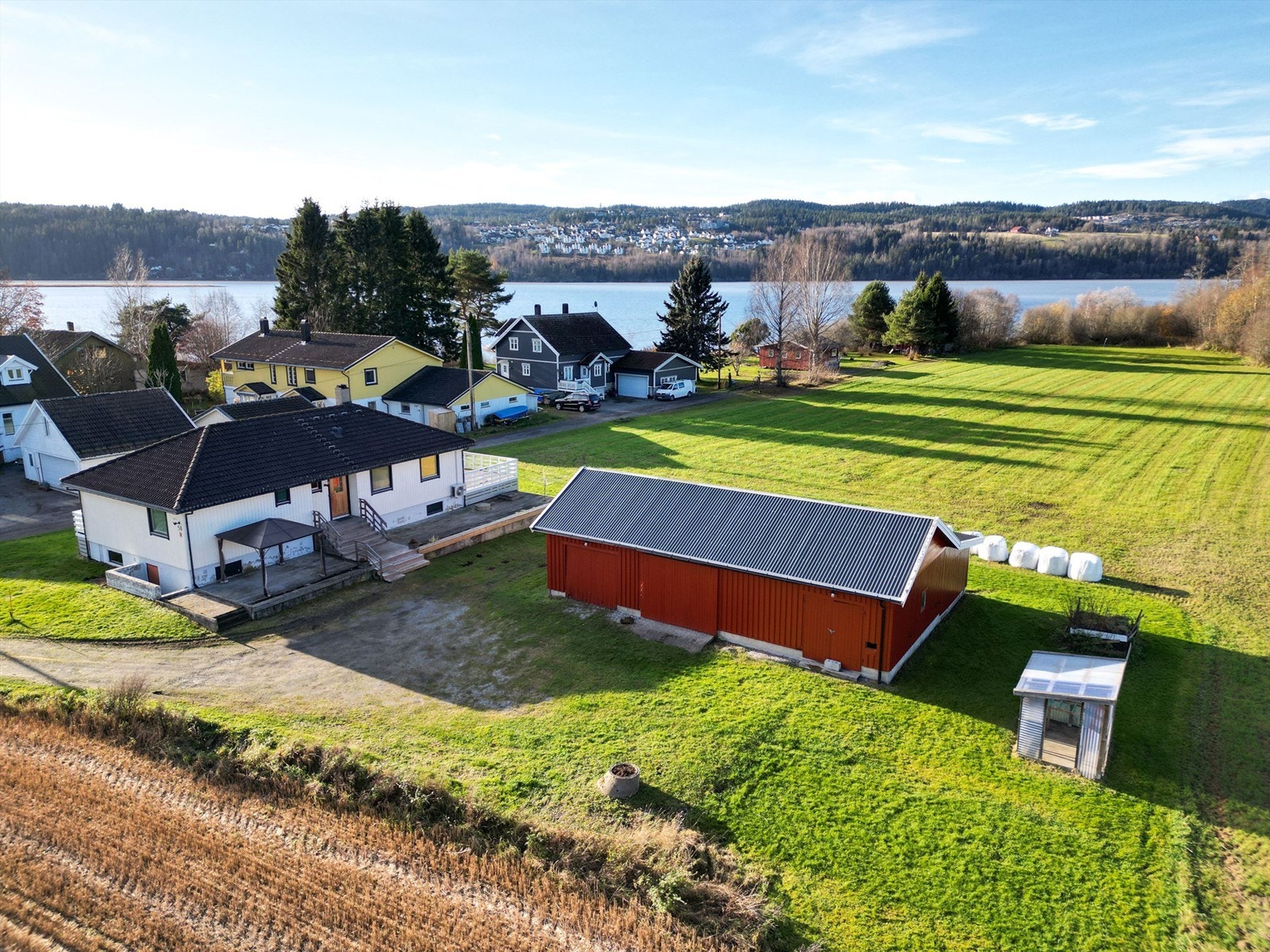 Tunet består av enebolig og låve Galleribilde