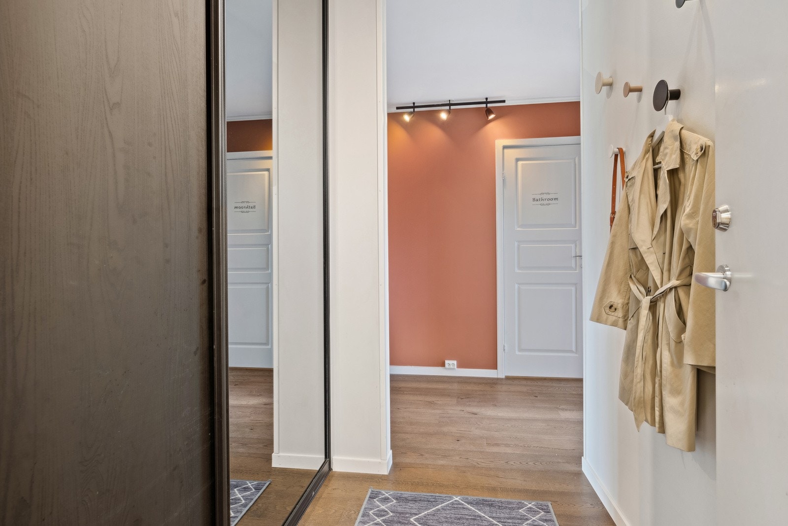 Entrèen har skyvedørsskap som gir mye oppbevaringsplass. Galleribilde