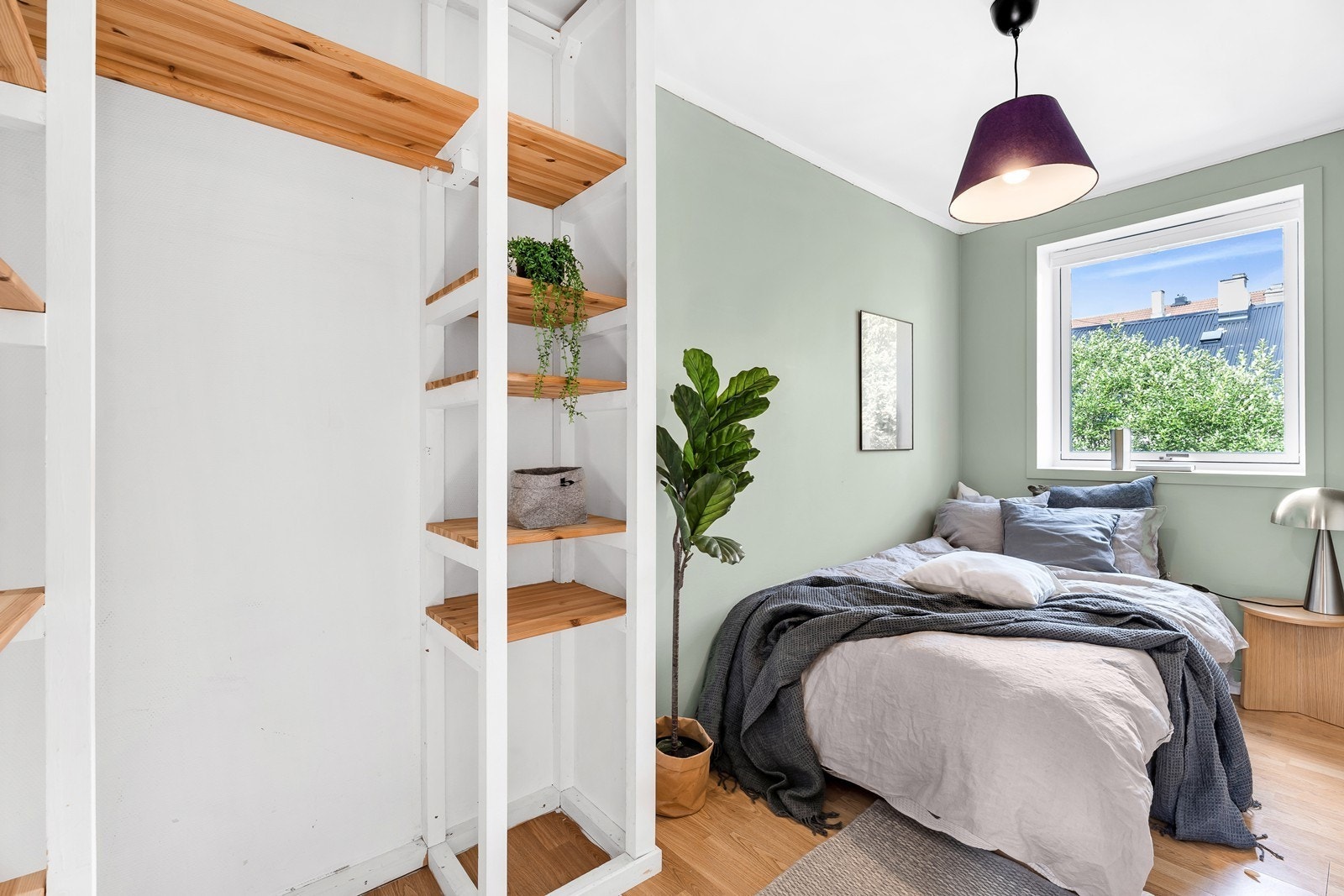 Hovedsoverom med hyllesystem. Galleribilde