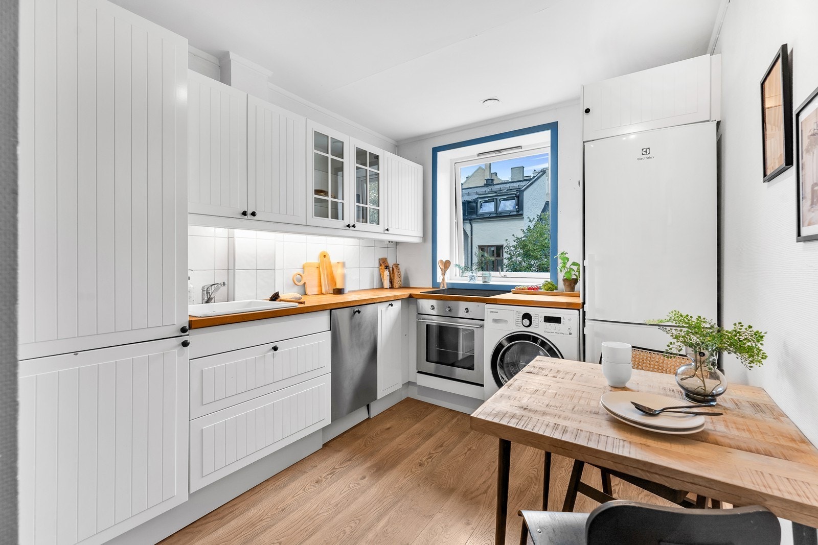 Kjøkken med lyse fronter og hvitervarer. Galleribilde