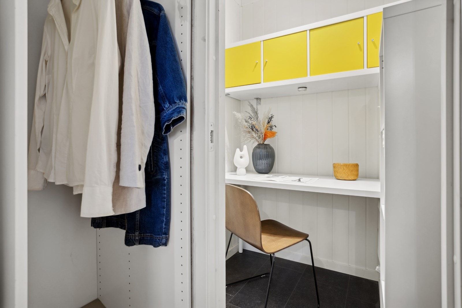Fra soverommet har du direkte adkomst til et praktisk kontor/"walk-in-closet". Galleribilde