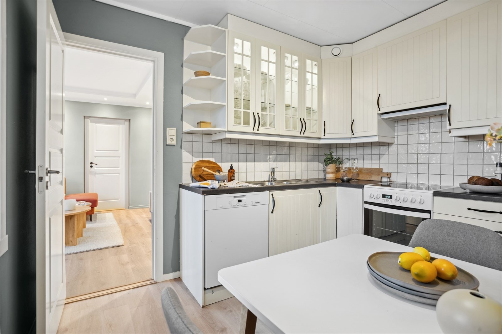 Lys kjøkkeninnredning fra IKEA. Galleribilde