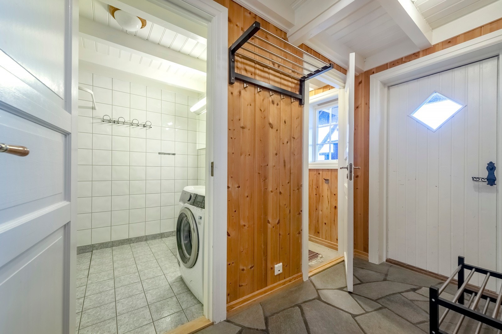 Ved entrèen er det inngang til vaskerom. Praktisk for tørking av klær m.m Galleribilde