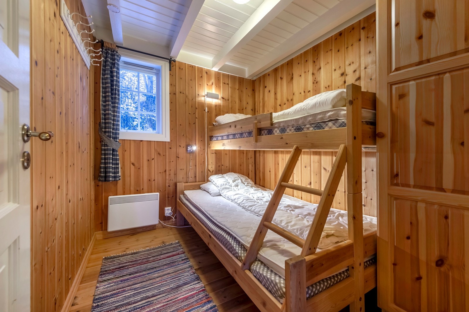 Trivelig soverom med familiekøye Galleribilde