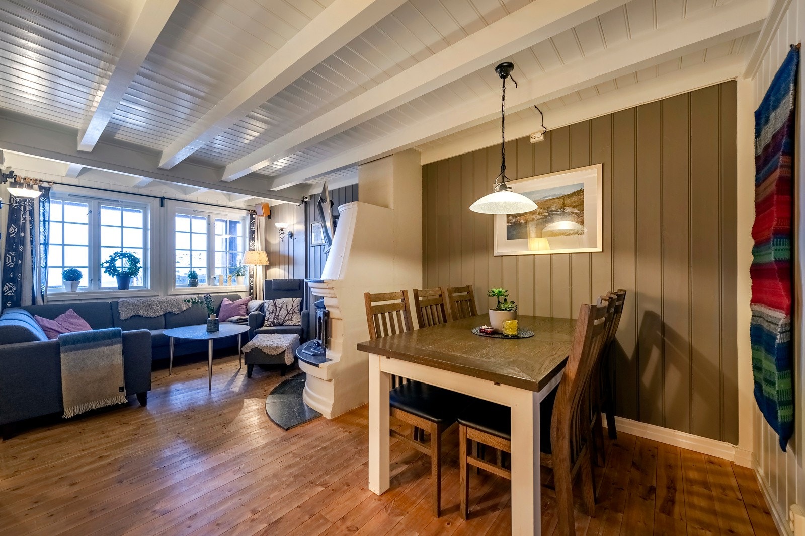 Trivelig spiseplass. Godt med lysinnslipp fra vinduene som har utsikt mot sør. Gode solforhold. Galleribilde