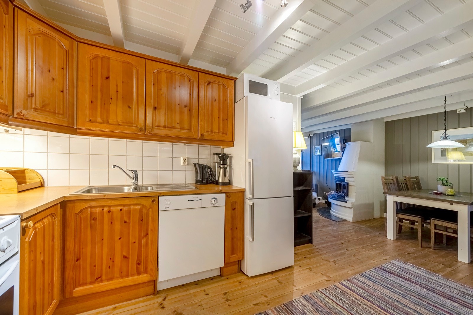 Åpen løsning fra kjøkken til stue. Galleribilde