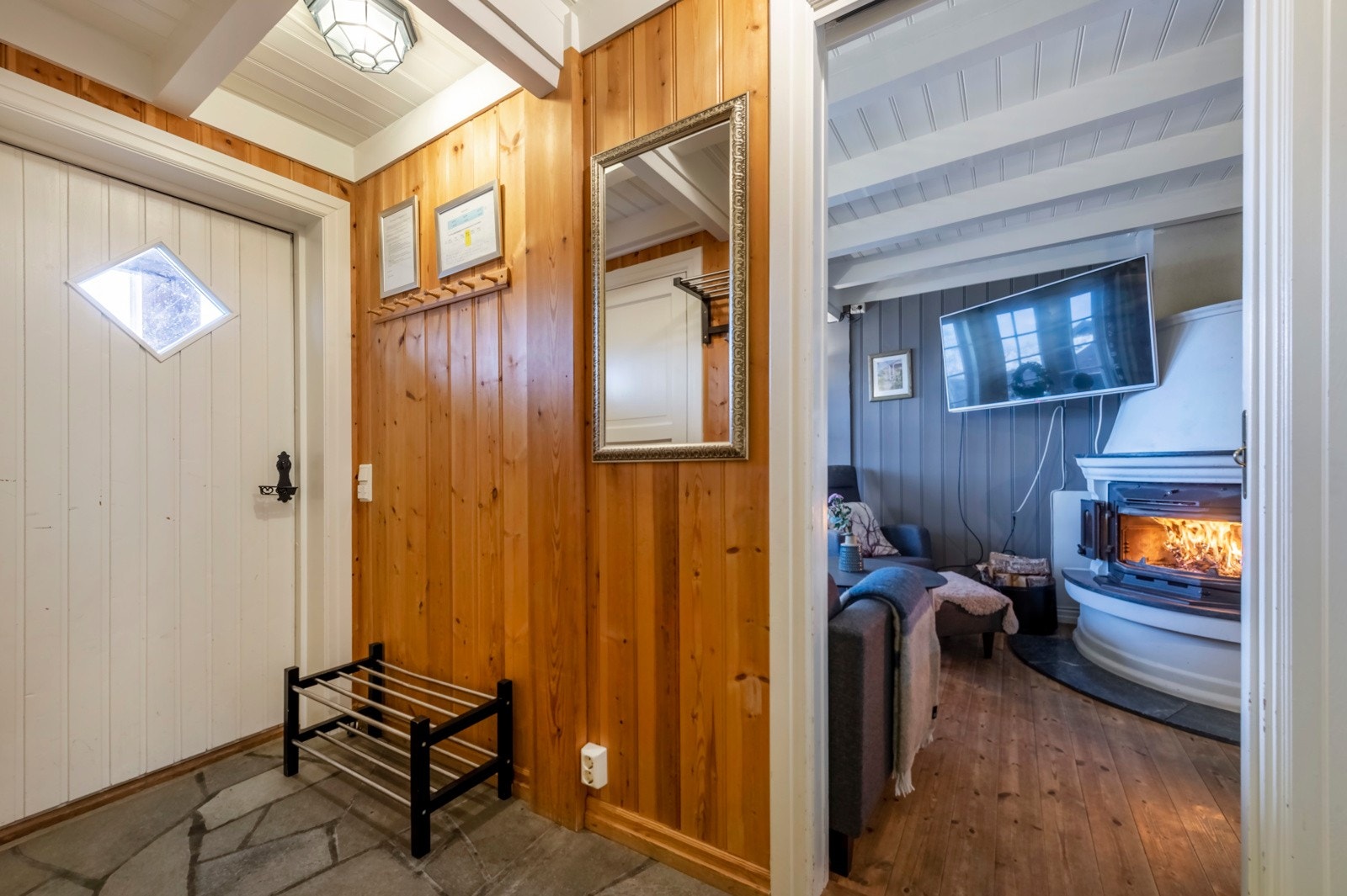 Inngangspart belagt med praktisk og skifer som gir den rette fjellhytte-stemningen. Peis. Galleribilde