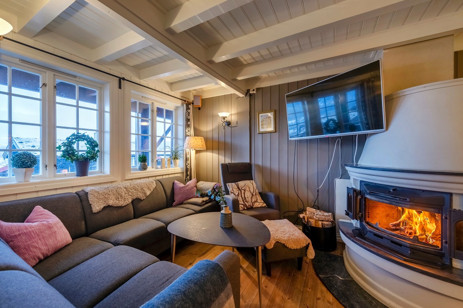 Trivleig stue med peisovn Galleribilde