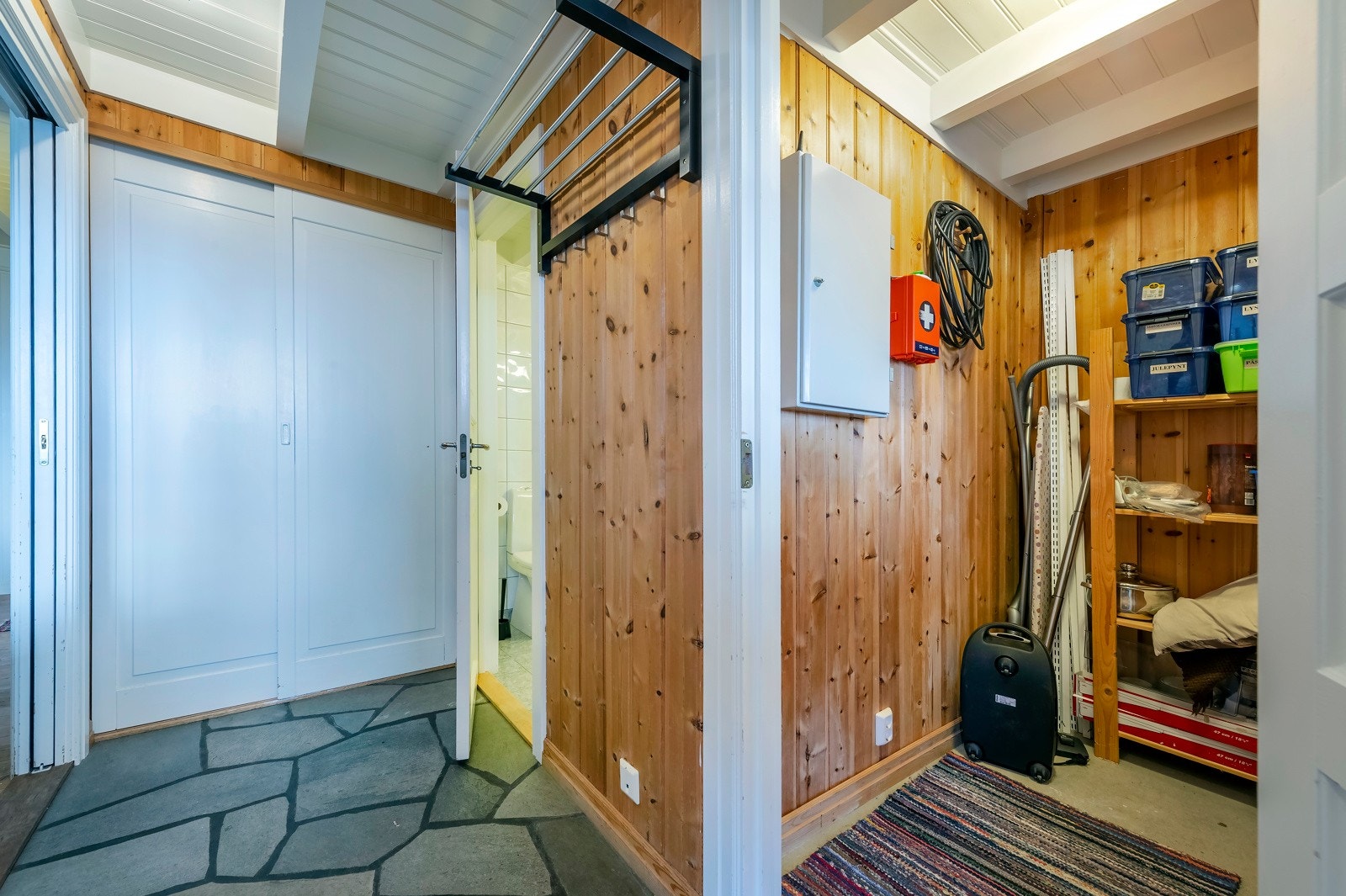 Fra gang er det også tilgang til bod med praktisk lagringsplass Galleribilde