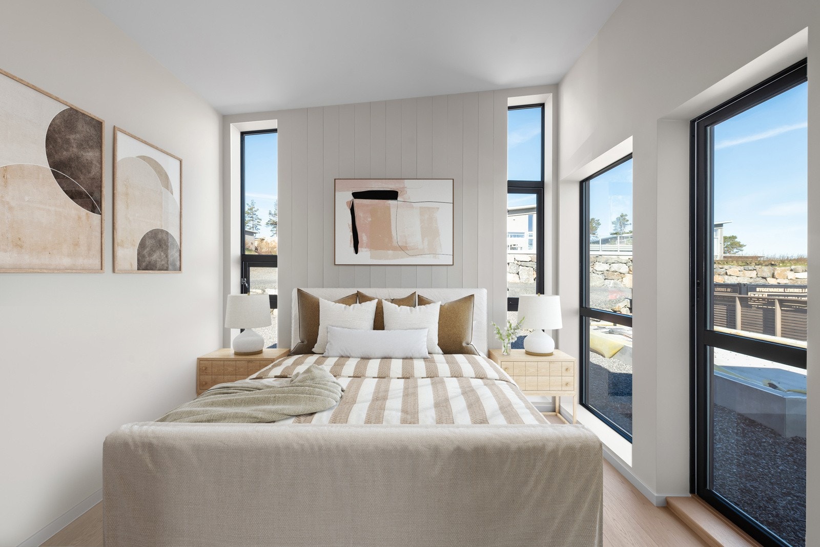 Hovedsoverommet har gavl med stikkontakt på hver side, store vindusflater, og dør ut. Galleribilde