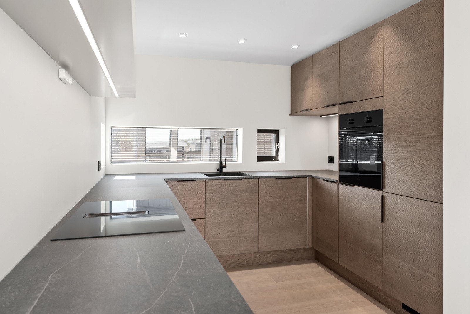 Innbydende og lekkert kjøkken i smakfull og praktisk utførelse Galleribilde