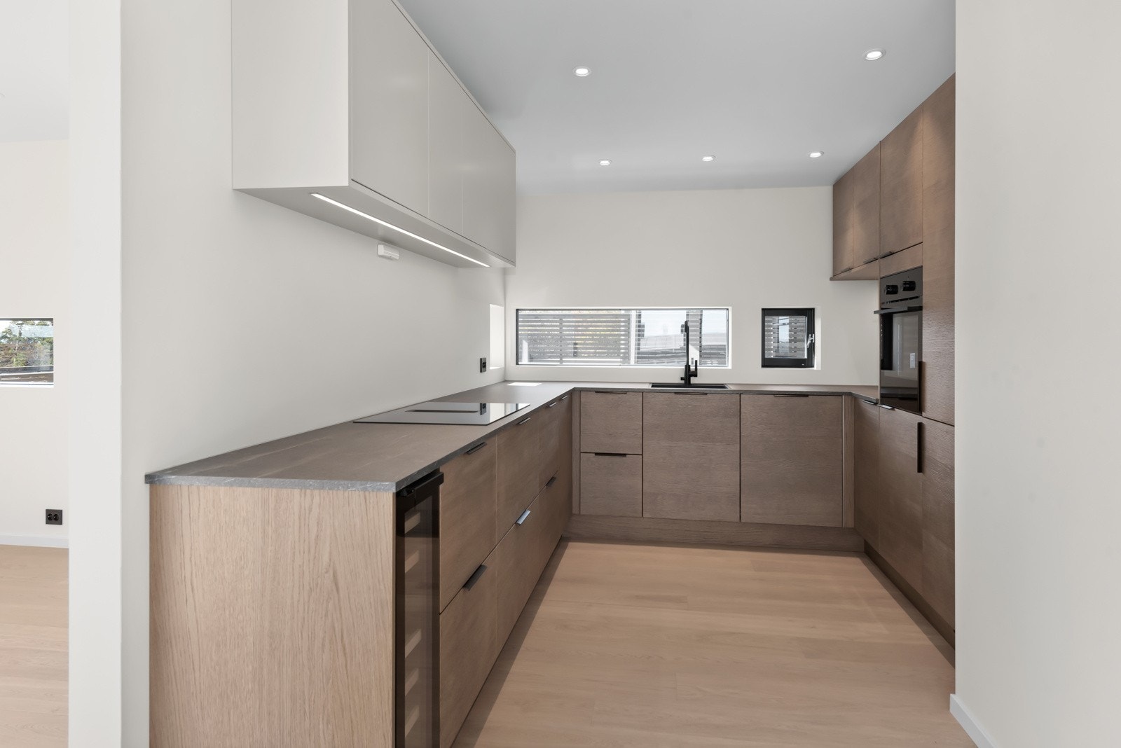 Godt med skap- og benkeplass, et delikat kjøkken som innviterer til matglede! Galleribilde