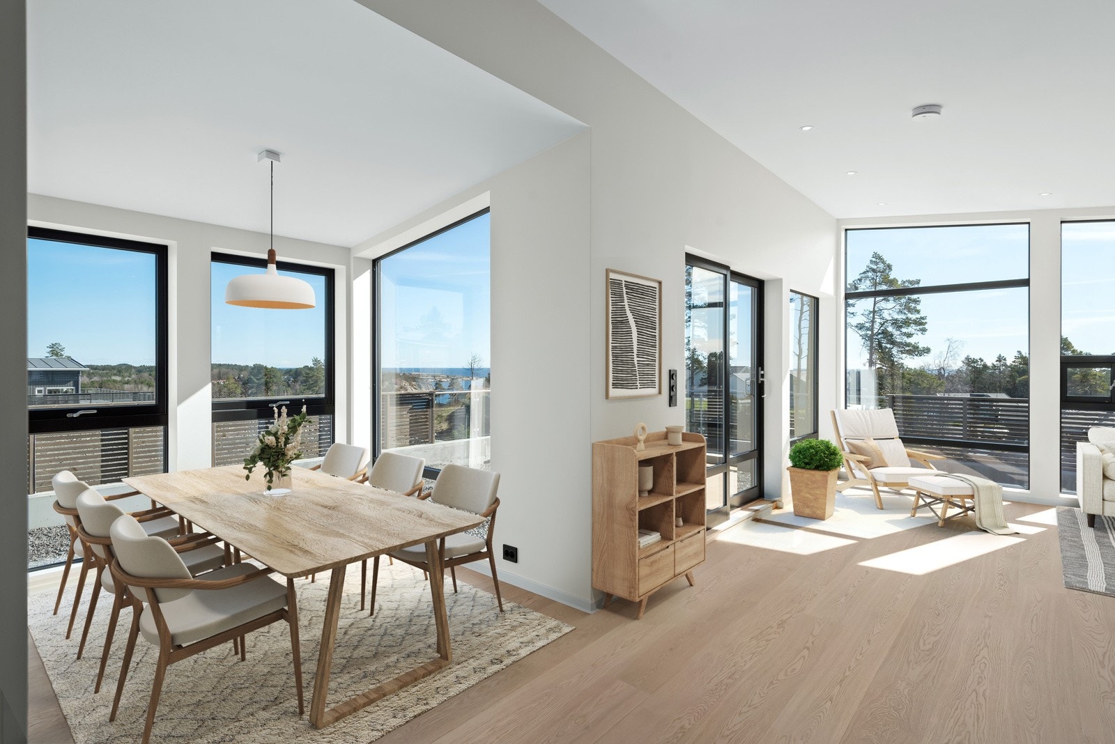 Store vindusflater mot sjøen hvor utsikten kan nytes hele året Galleribilde