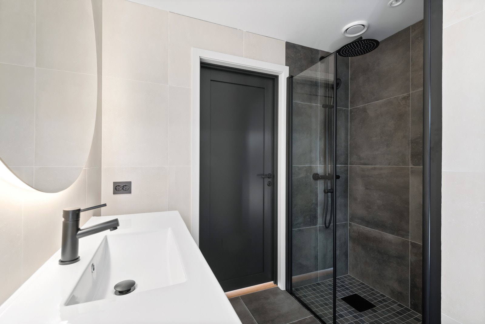 Dusjløsning i mørk utførelse står godt mot de lyse flisene Galleribilde