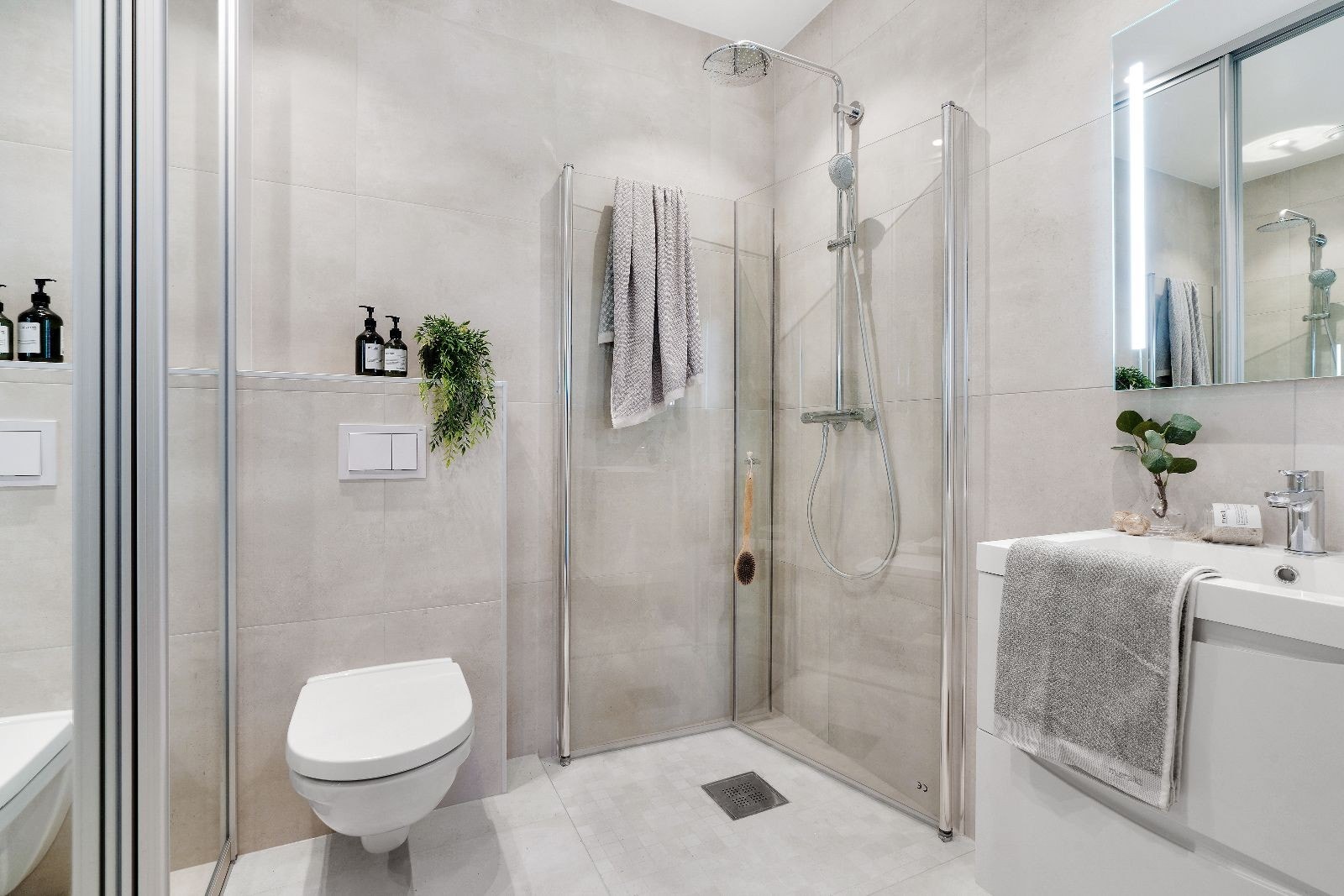 Fliselagt bad med vegghengt wc Galleribilde