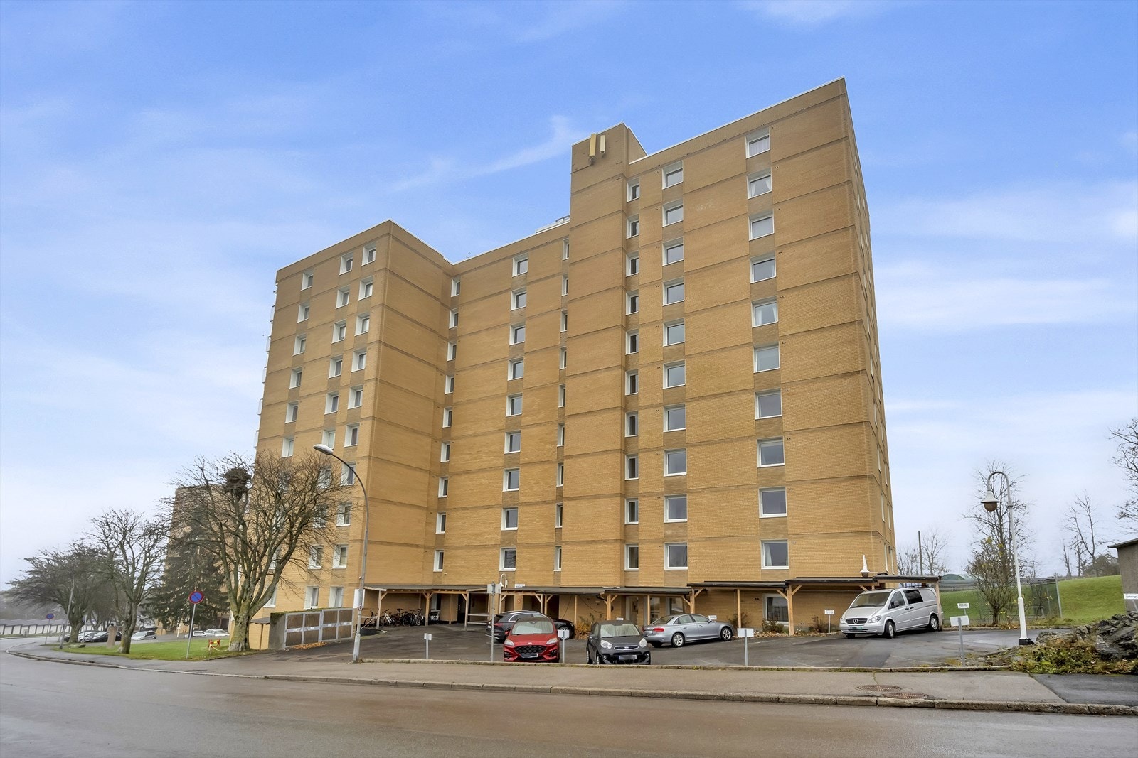 Lønnealleen borettslag består av 207 andelsleiligheter fordelt på 3 høyblokker. Galleribilde