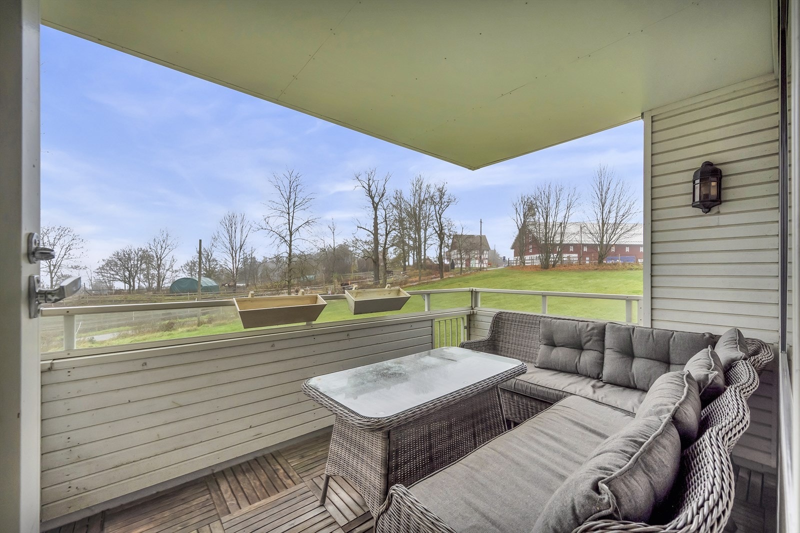 Fra stuen er det utgang til nordvestvendt balkong på 8 kvm. Galleribilde