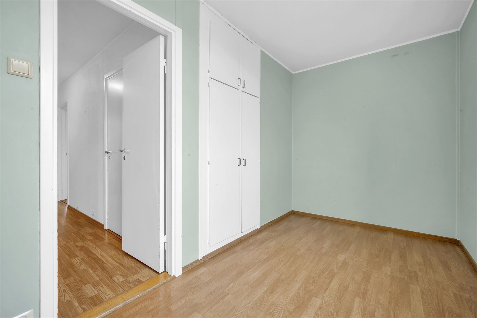 Soverom II | Rommet er av fin størrelse med plass til seng, garderobeløsning og ønsket innredning. Galleribilde