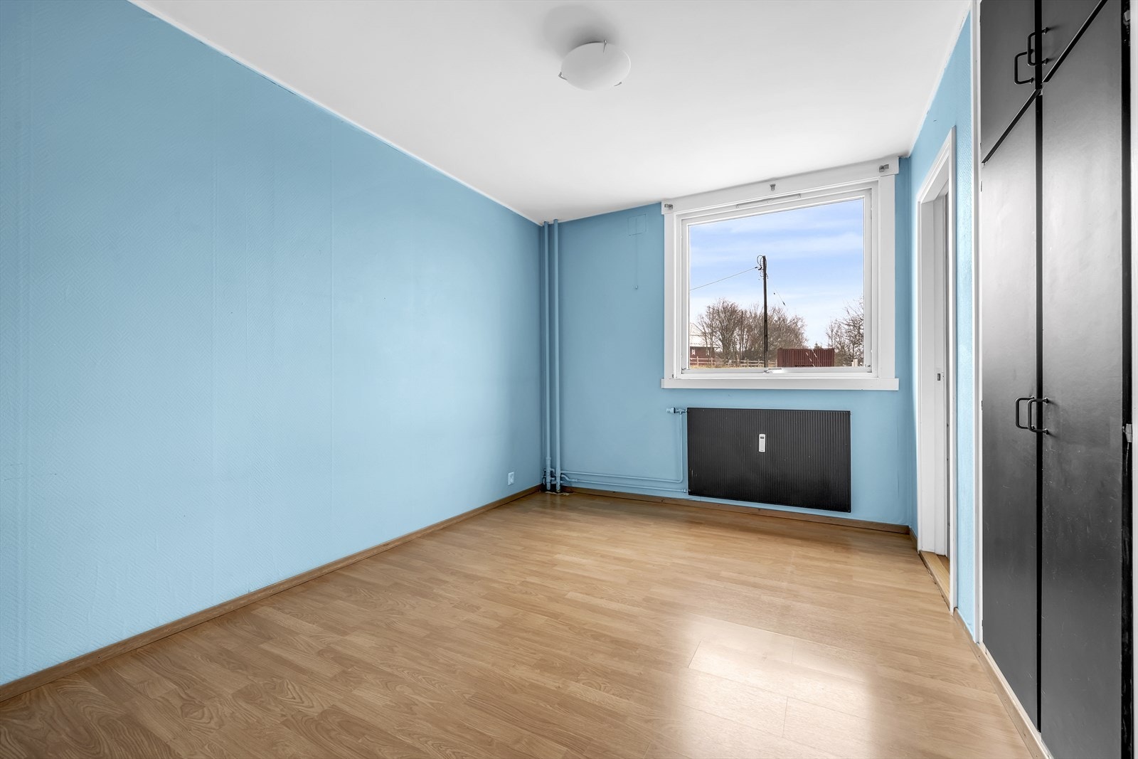 Soverom I | Romslig soverom med god plass til dobbeltseng, nattbord og tilhørende møblement. Galleribilde