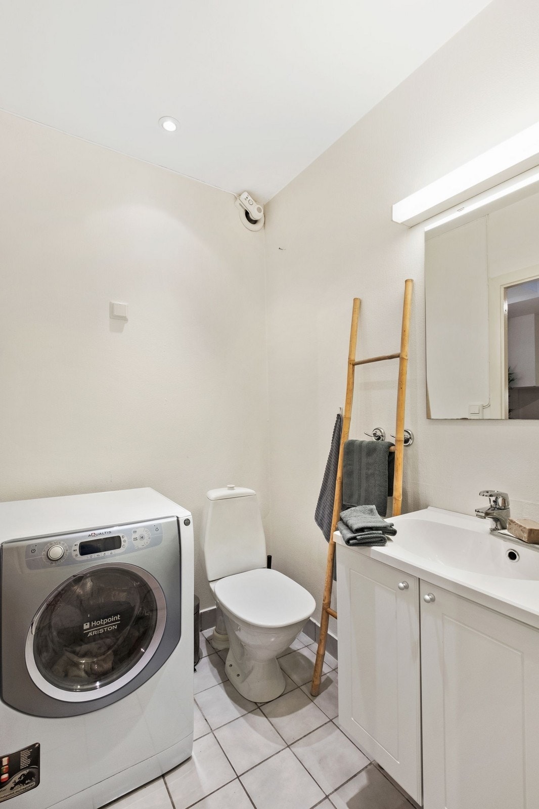 Bad med kombi vask/tørketrommel Galleribilde