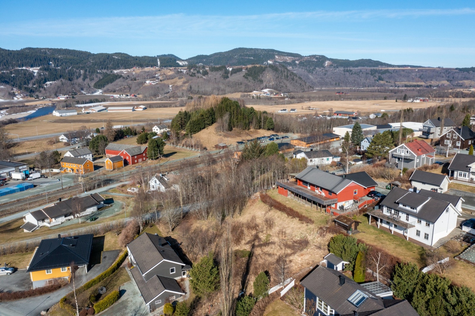 Tomten ligger sentralt ca. 200 meter fra Kvål sentrum. Ca. 27 km sør for Trondheim sentrum. Galleribilde