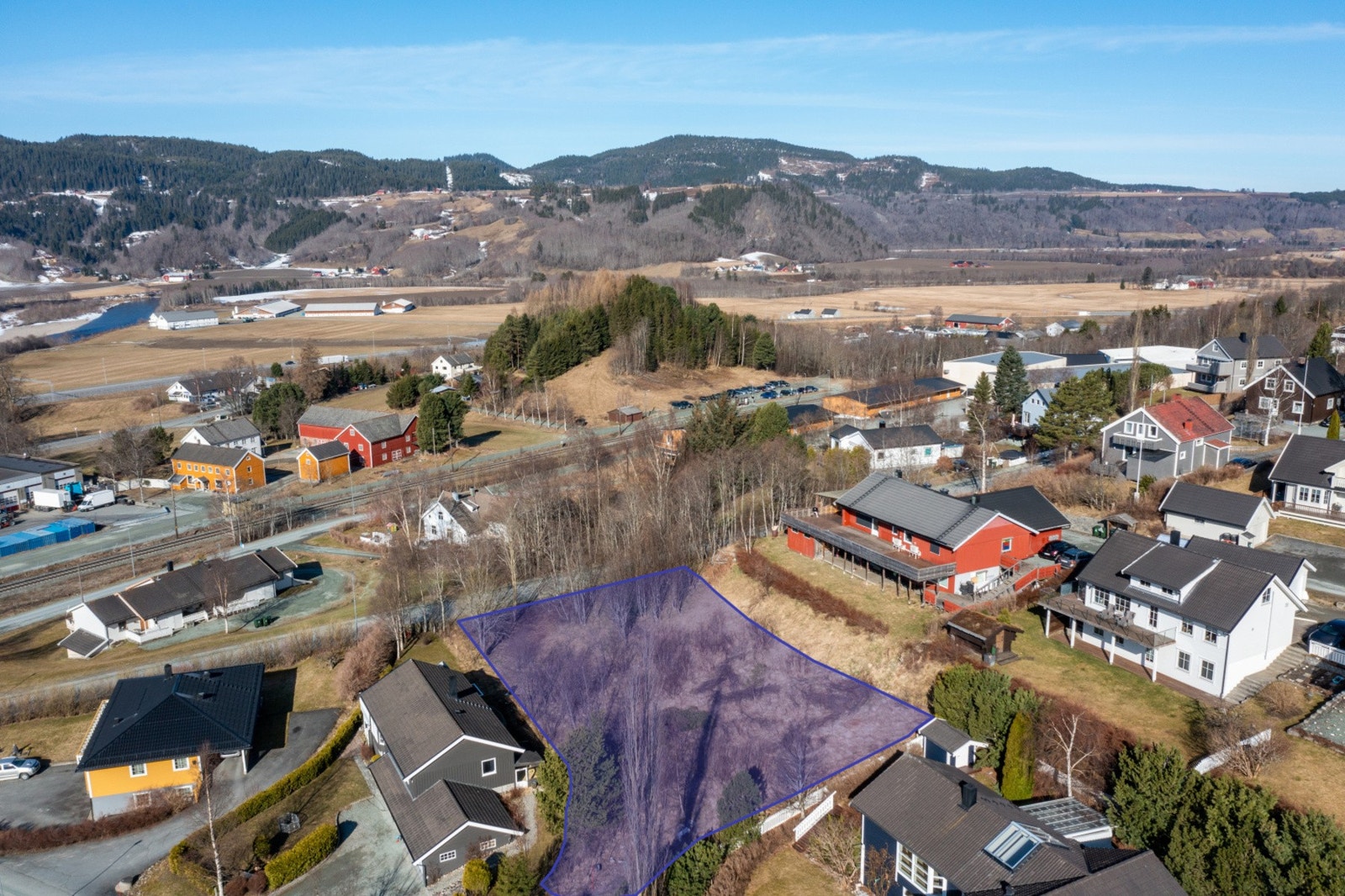 Vi gjør oppmerksom på at markering av tomta er fiktive grenser, og at korrekte kart over tomta ligger vedlagt i salgsoppgaven. Galleribilde