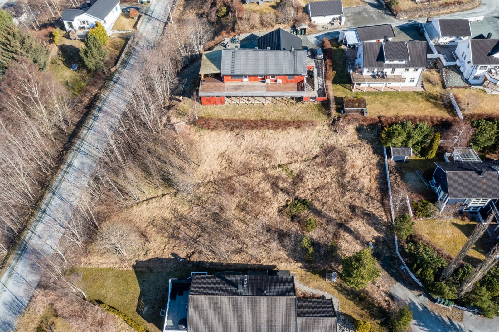 Tomten ligger i et etablert og barnevennlig boområde med kort vei til skole, barnehager, butikker og turområder. Galleribilde
