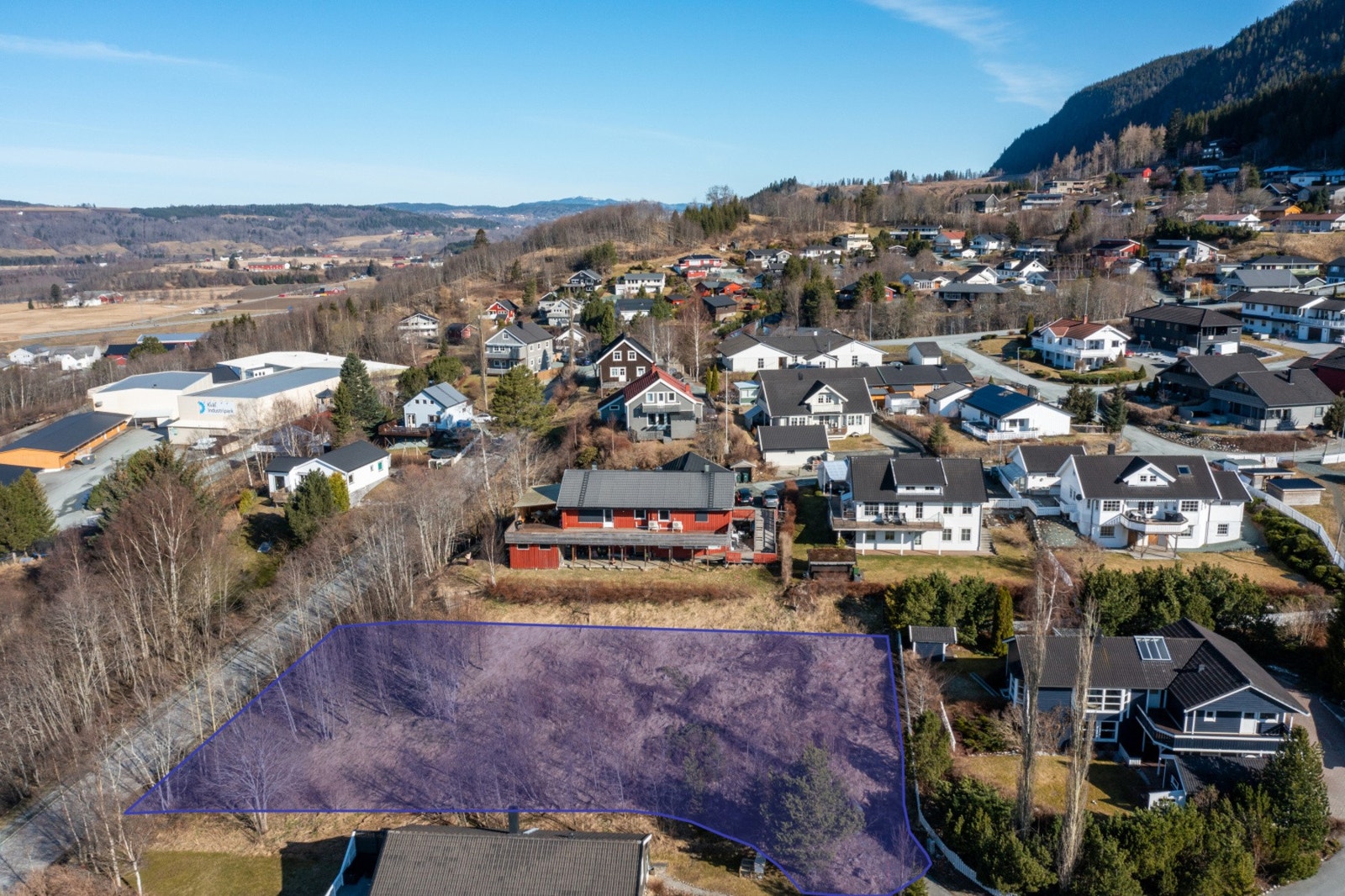 Romslig tomt med sentral og fin beliggenhet på Kvål. Galleribilde