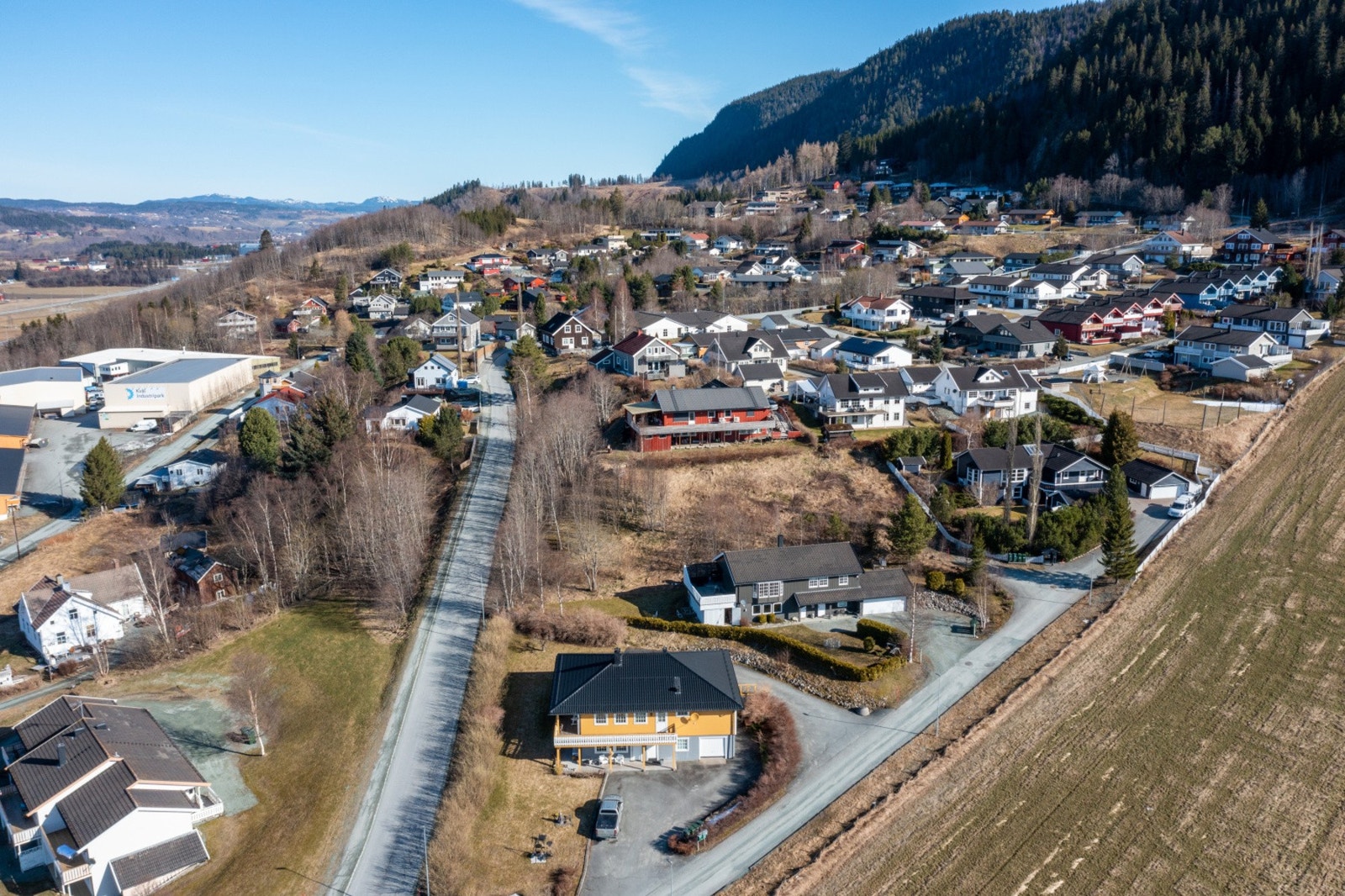 Vassfjellet er et populært turterreng både sommer og vinter, og mange starter turen fra Kvål. Både på Melhus (Skjetnemarka) og Ler (Langmyra) er det oppkjørte skiløyper på vinteren. Galleribilde