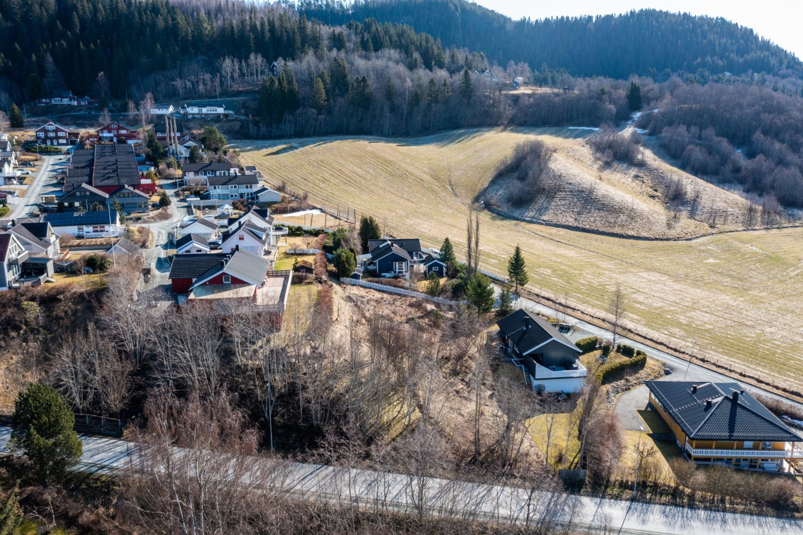 Gangavstand til Kvål sentrum hvor man har tilgang på gode kollektivtilbud som buss og tog, samt butikk, bensinstasjon, restaurant, skole og barnehage. Galleribilde