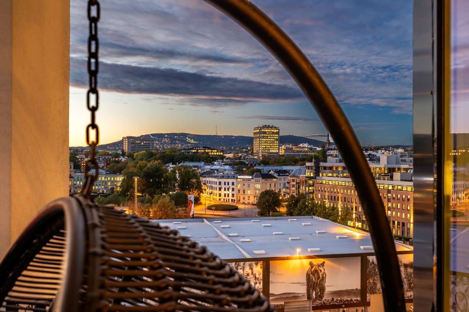 Her kan man nyte sene kveldstimer mens solen sakte synker ned bak Holmenkollen. Galleribilde