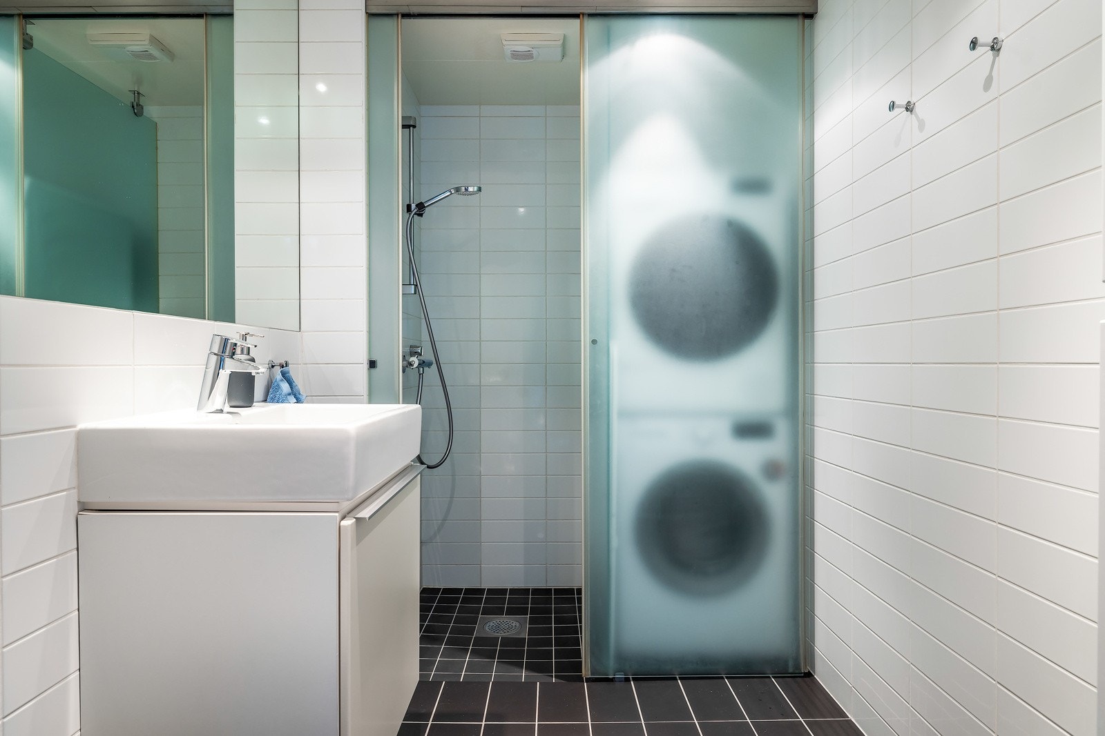 Leiligheten har et lyst og pent bad/wc med lyse veggfliser, mørke gulvfliser og downlights, samt balansert ventilasjon og elektrisk gulvvarme. Galleribilde
