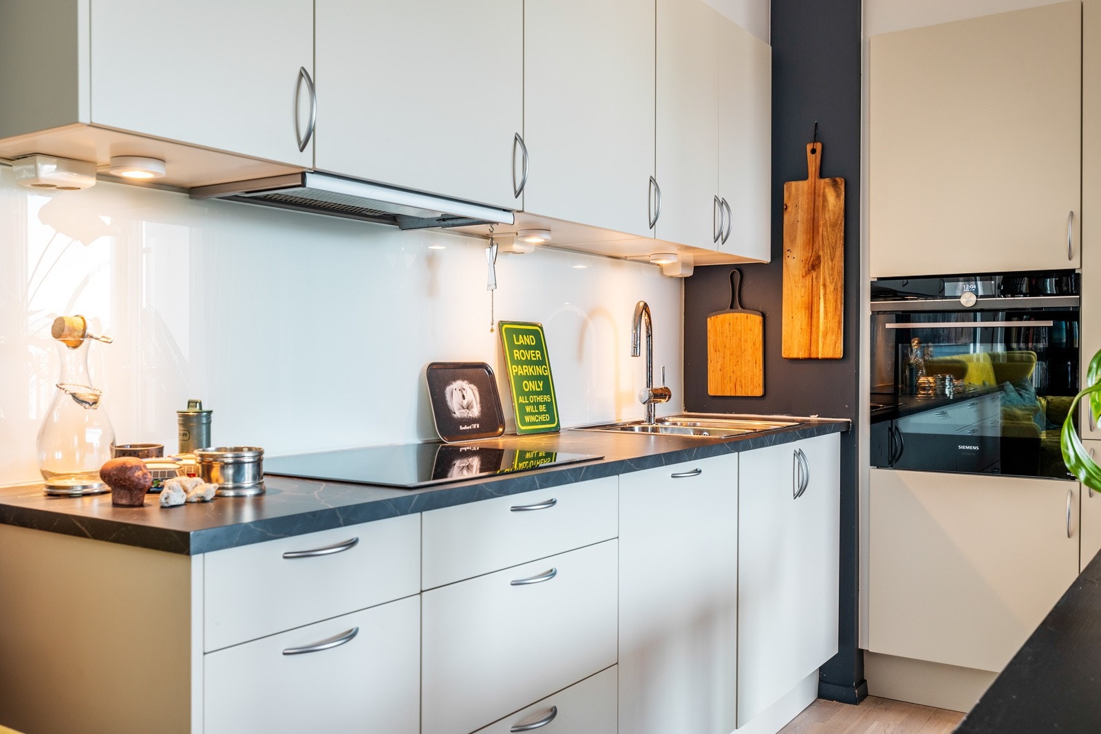 Under overskapene er det godt med belysning og over kokesonen er det integrert ventilator med avtrekk via balansert ventilasjonsanlegg. Galleribilde