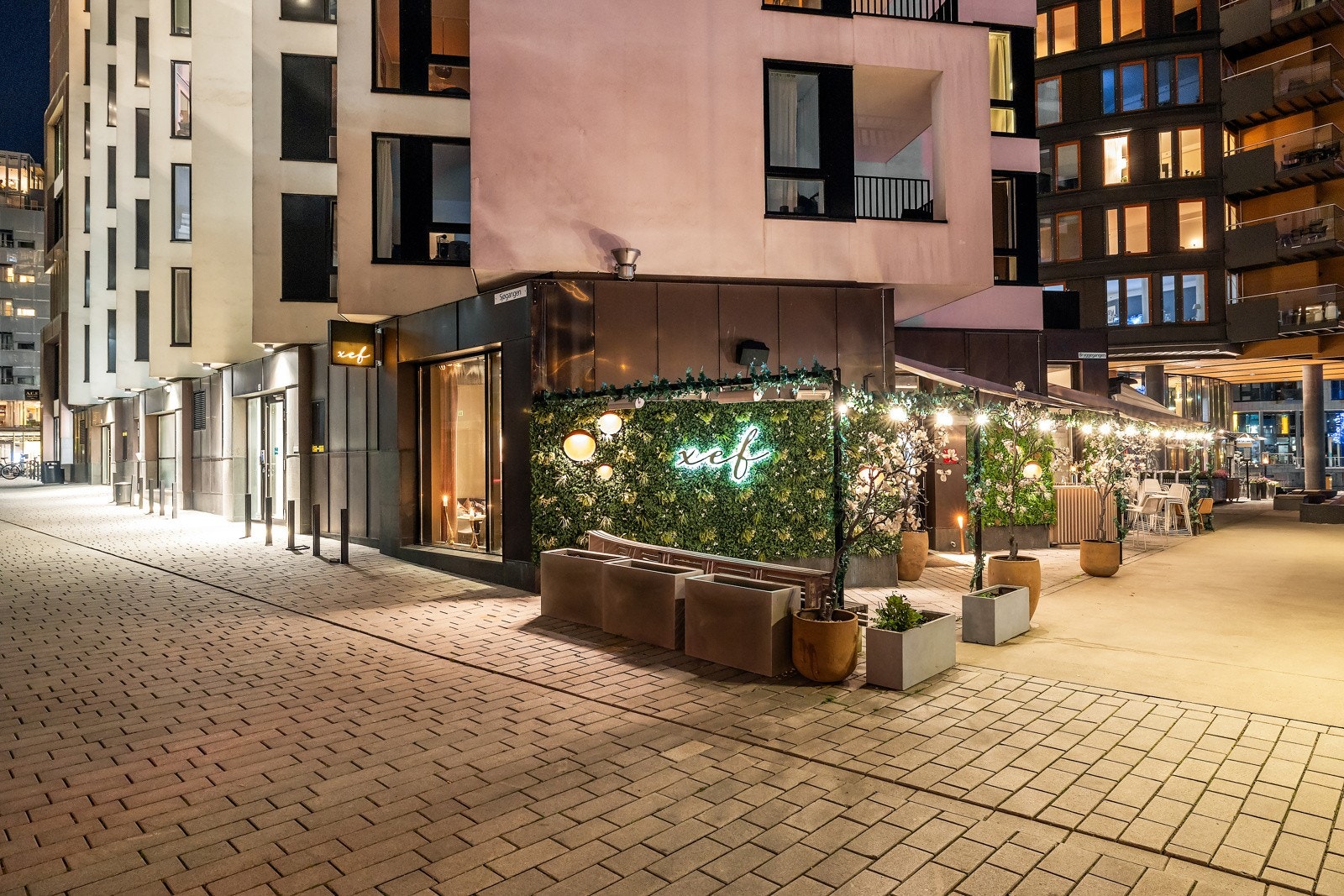 Leiligheten er den idéelle boligen for deg som vil bo ved sjøen, men likevel midt i byen. Du finner kjente restauranter som Xéf, Bølgen og Moi, Olivia, Amazonia by Bar, samt Hanami, rett utenfor døren. Galleribilde