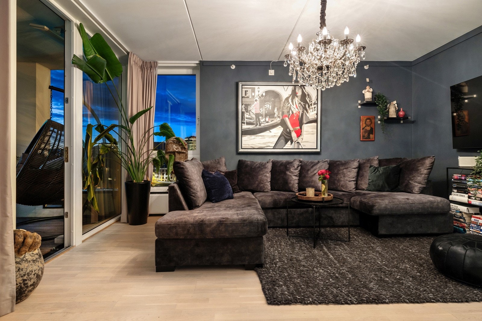 Slette vegger malt i delikate fargevalg og lys eikeparkett på gulv, er også gjennomgående for denne boligen. Galleribilde